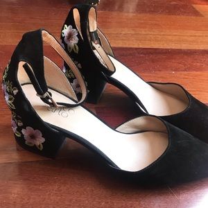 Black pointed floral pump